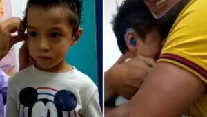 Bambino scoppia in lacrime quando ascolta per la prima volta la voce dei genitori grazie agli apparecchi acustici (VIDEO)