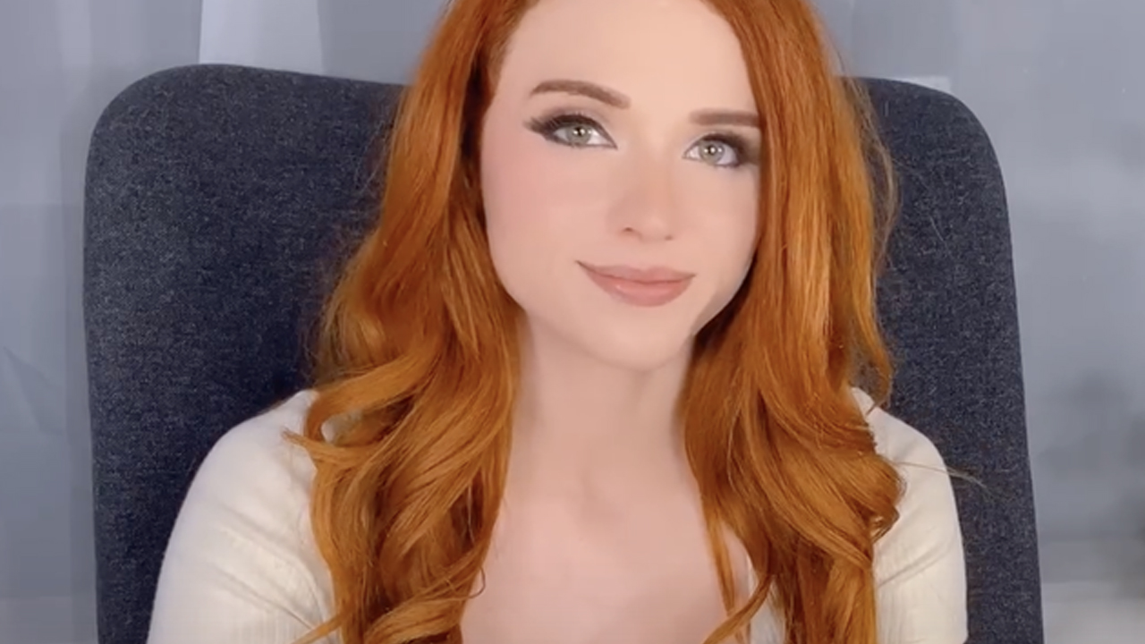 Modella di Onlyfans guadagna 15mila euro a notte per mostrarsi mentre dorme