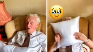 Il nonno piange quando riceve un cuscino con la foto della moglie defunta (VIDEO)