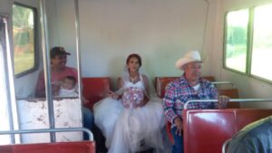 Sposa viaggia in autobus per arrivare in tempo al suo matrimonio
