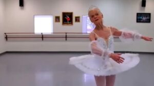 Ballerina 82enne brilla sul palco: “Il balletto e la musica sono la mia vita”