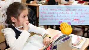 Una bambina aiuta il compagno di classe e dice alla maestra: “non ha soldi, pagherò io per lui”