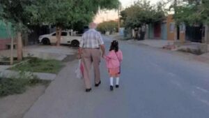 Si veste elegante per accompagnare la bis-nipotina al suo primo giorno di scuola