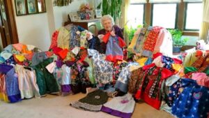 Una donna di 99 anni cuce e realizza vestiti da donare alle bambine africane