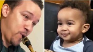 Un bambino guarda innamorato il nonno suonare il sax