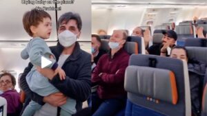 Tutti i passeggeri cantano “Baby Shark” per calmare un bambino sull’aereo
