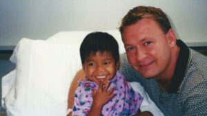 Padre single adotta un bambino cambogiano, oggi è un tuffatore arrivato alle Olimpiadi