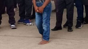 Primo giorno di scuola per questo bambino, non ha la divisa scolastica e non porta le scarpe