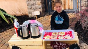 Bambina di 5 anni vende biscotti e cioccolata per raccogliere i soldi necessari a pagare la mensa scolastica dei compagni in difficoltà