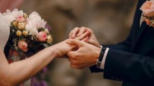 Sposi organizzano il loro matrimonio ma chiedono agli invitati di pagare una cifra assurda per parteciparvi: la reazione del web