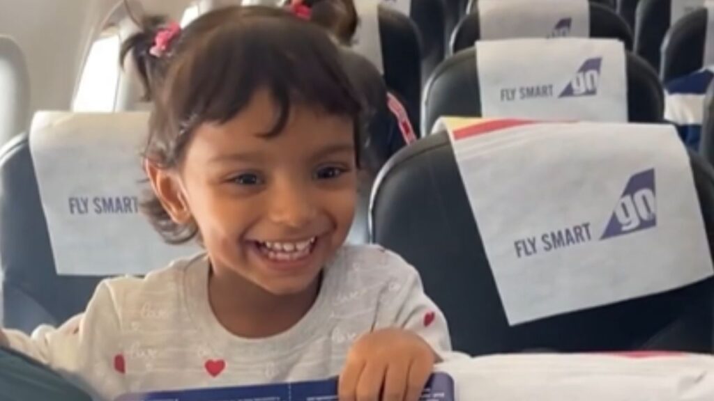 Bambina prende per la prima volta l'aereo ed il pilota è il papà