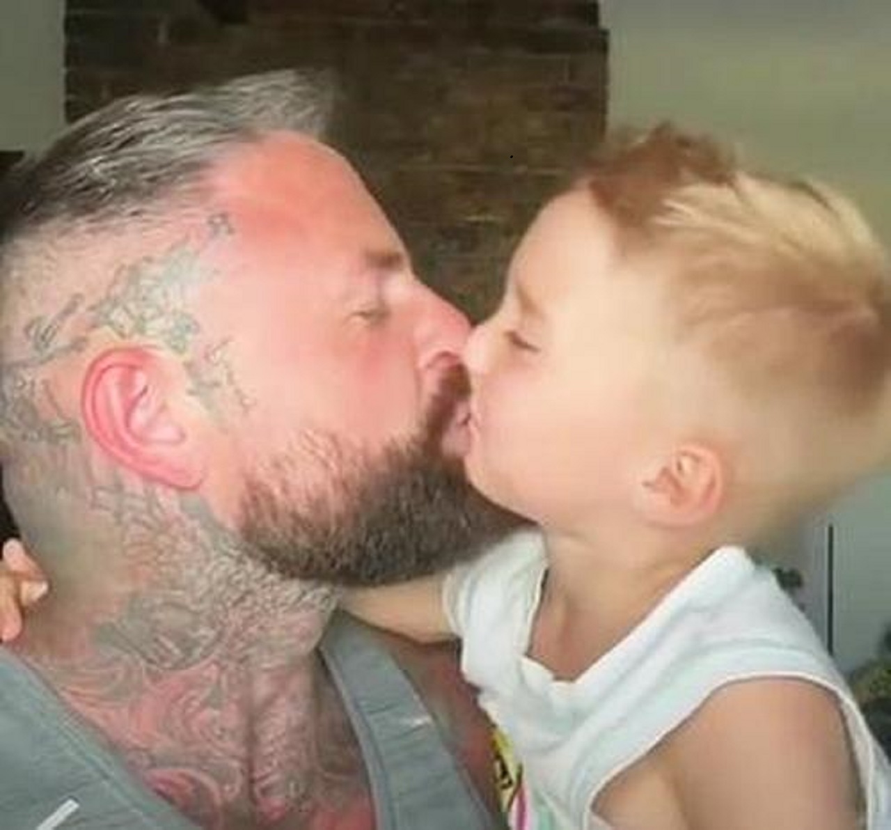 bacio d'affetto tra padre e figlio