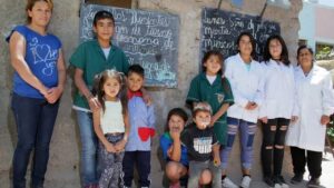 12enne insegna ai bimbi e agli adulti poveri nella sua scuola speciale