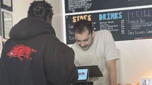 Questo ristorante serve ai senzatetto i piatti migliori del suo menu gratuitamente