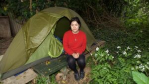 “Ai miei studenti non ho mai detto nulla”: Professoressa vive in tenda per 2 anni perché non può permettersi un affitto