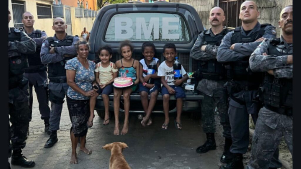 Polizia regala una torta di compleanno ad una bambina povera