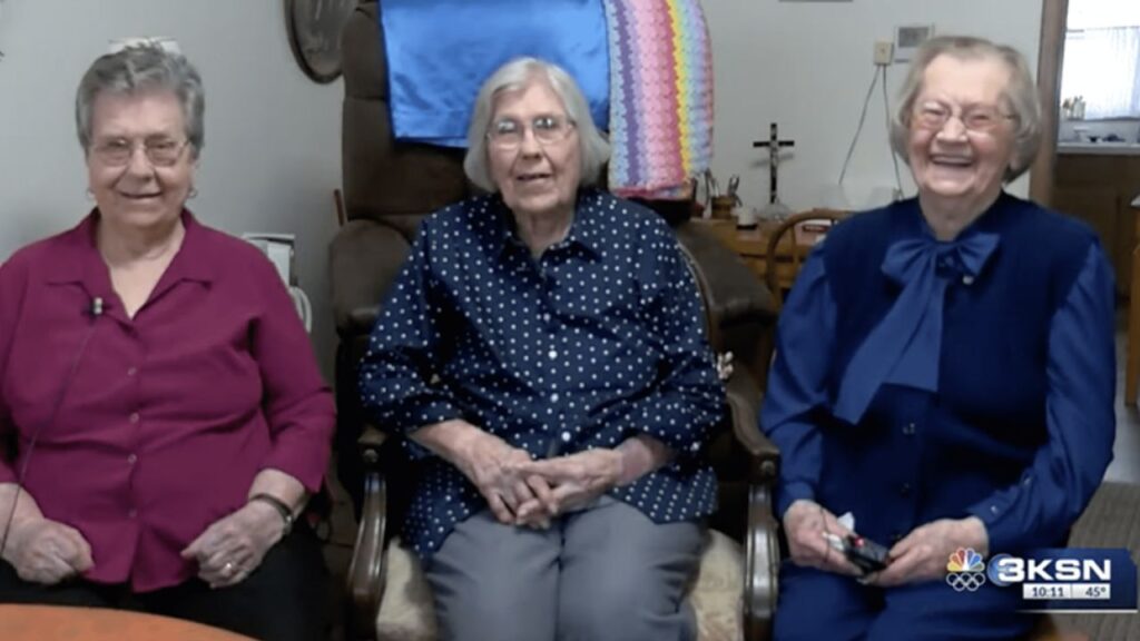 Centenaria festeggia il compleanno al fianco delle sorelle maggiori