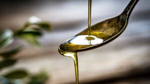 Un cucchiaio di olio d’oliva ogni mattina, un’abitudine inaspettata che seguono in molti