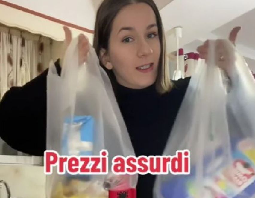 Giovane turista italiana fa la spesa in Albania