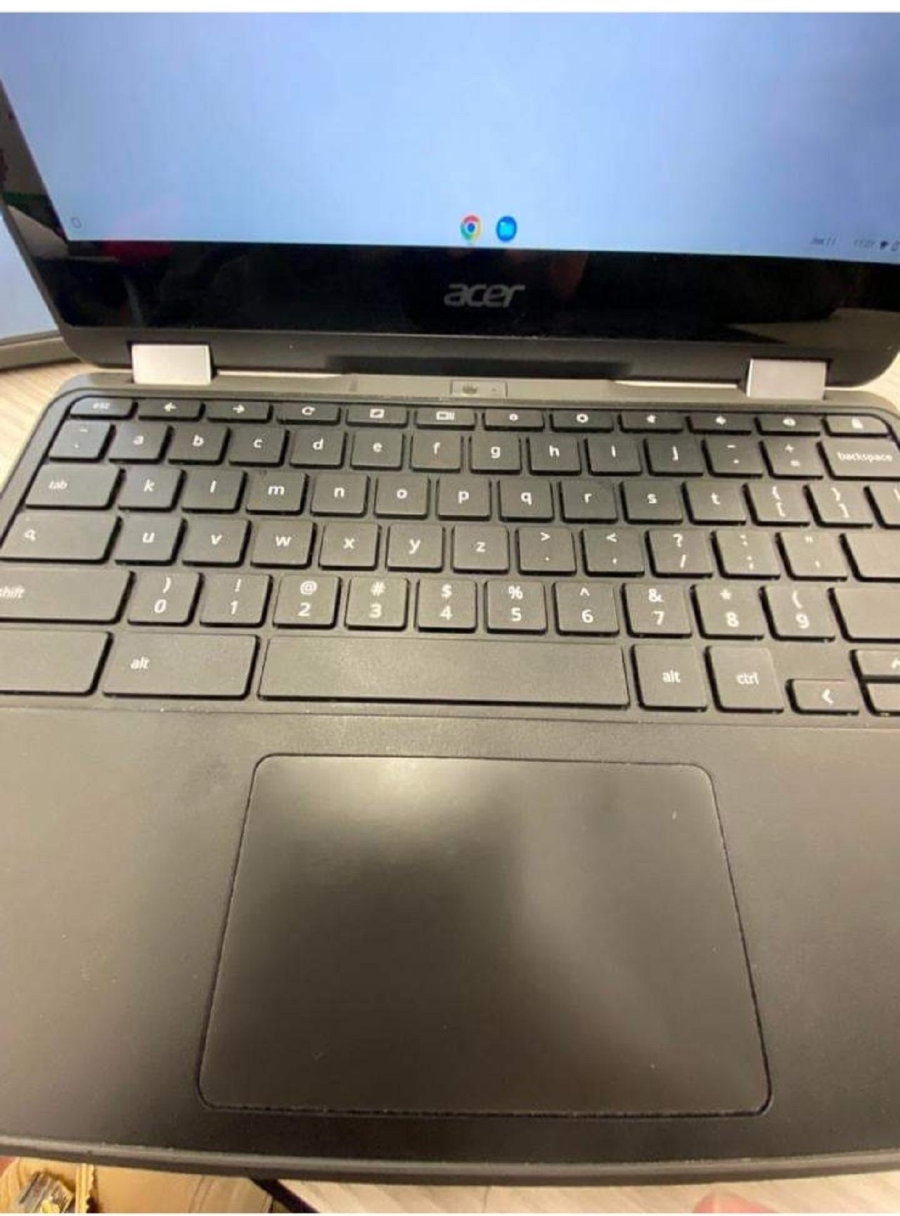 laptop con lettere in rodine alfabetico