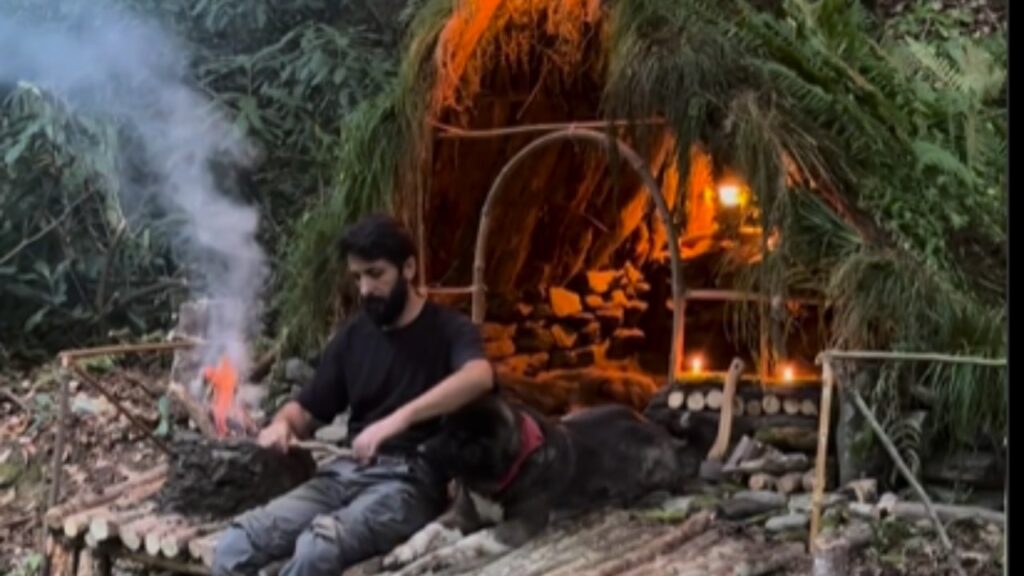 Lascia la città e va a vivere con il suo cane nei boschi: Hakan Karahan dopo 10 anni ha risparmiato 423mila euro