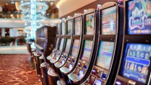 Accompagna la madre al casinò e vince il jackpot milionario con un solo dollaro