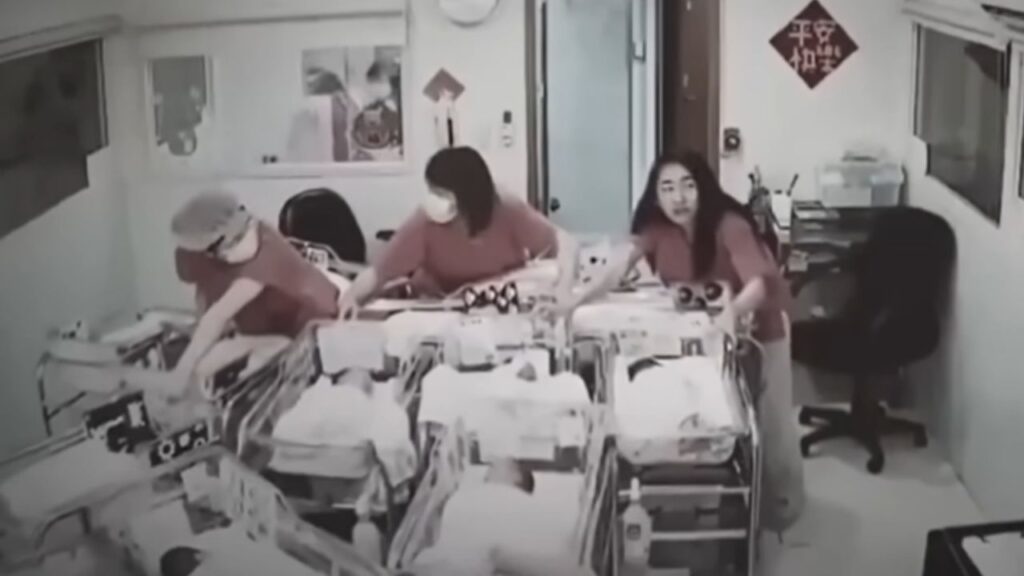 Le infermiere del reparto di neonatologia proteggono i bambini con i loro corpi durante il terremoto