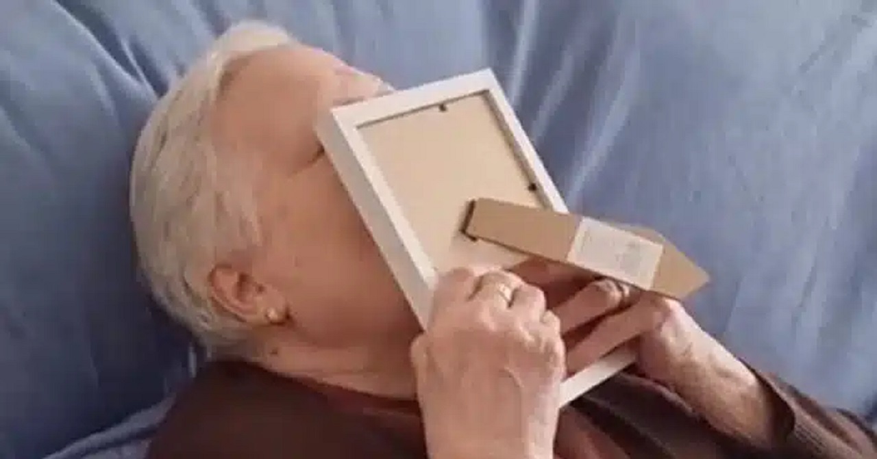 donna malata di Alzheimer riconosce il volto del figlio in una fotografia